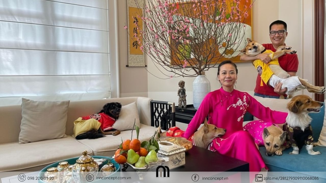 Hoa đào, hoa mai là điểm nhấn nổi bật nên không gian phòng khách ngày Tết.