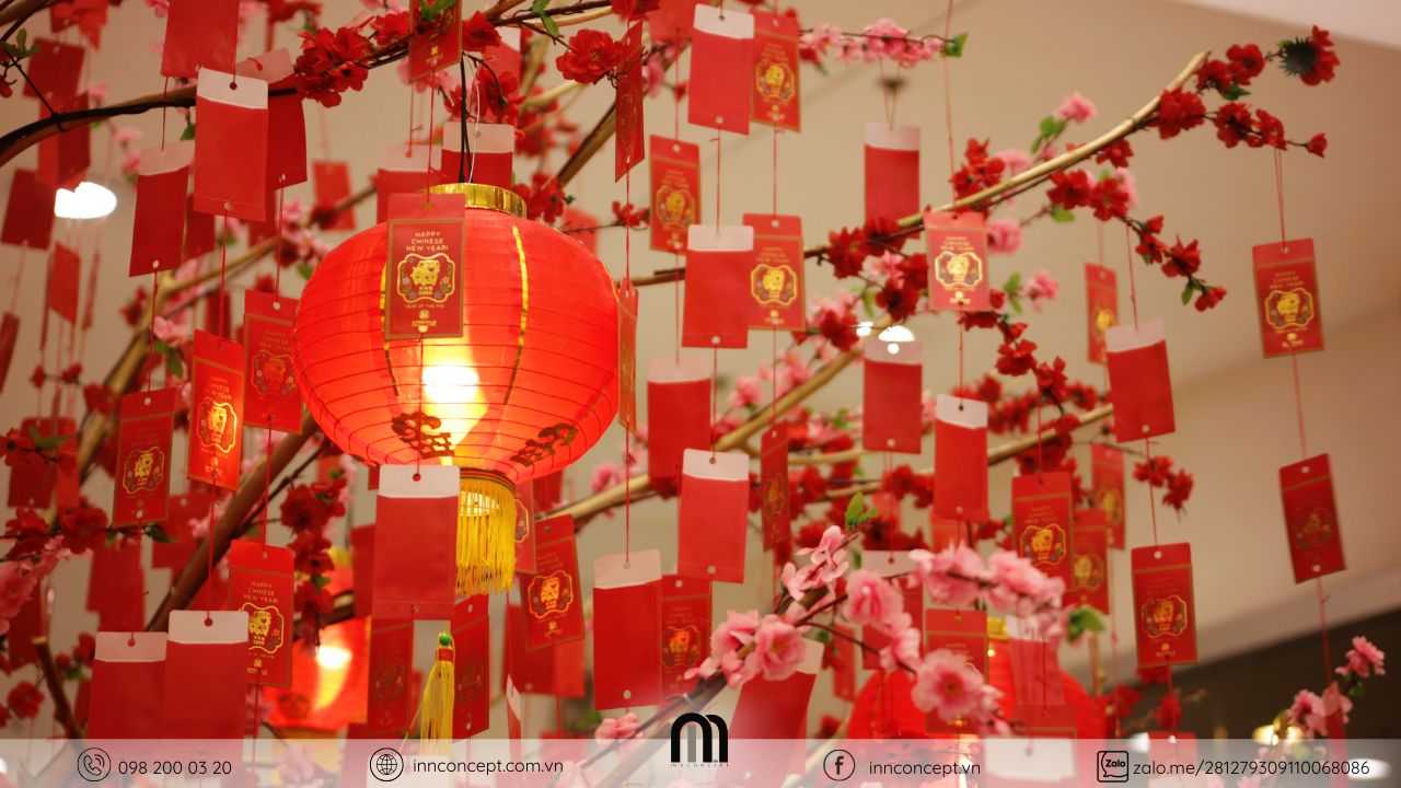 Trang trí ngày Tết không thể thiếu phụ kiện màu đỏ như lồng đèn, bao lì xì,..mang ý nghĩa của sự may mắn.